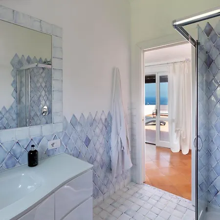 Azzurra Con Vista Mozzafiato فيلة